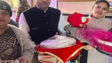 HP News: श्रद्धालु ने मां चिंतपूर्णी के दरबार में चढ़ाया सवा किलो चांदी का भव्य छत्र! मनोकामना पूरी होने पर किया भेंट