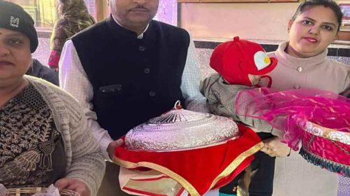 HP News: श्रद्धालु ने मां चिंतपूर्णी के दरबार में चढ़ाया सवा किलो चांदी का भव्य छत्र! मनोकामना पूरी होने पर किया भेंट