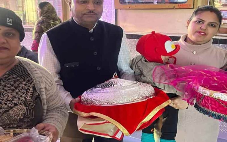 HP News: श्रद्धालु ने मां चिंतपूर्णी के दरबार में चढ़ाया सवा किलो चांदी का भव्य छत्र! मनोकामना पूरी होने पर किया भेंट