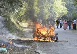 Himachal News Alert: चलती मोटरसाइकिल बनी आग का गोला! पूरी तरह जलकर खाक