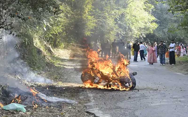 Himachal News Alert: चलती मोटरसाइकिल बनी आग का गोला! पूरी तरह जलकर खाक