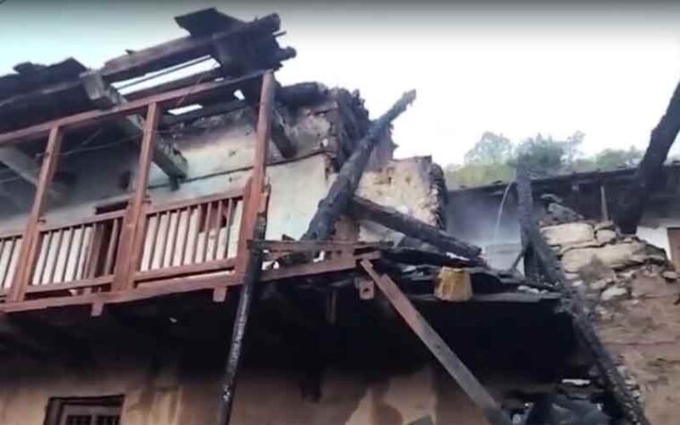 Himachal Latest News: हिमाचल में तीन मंजिला मकान चढ़ा आग की भेंट! कामगारों ने भाग कर बचाई जान Himachal Latest News: हिमाचल में तीन मंजिला मकान चढ़ा आग की भेंट! कामगारों ने भाग कर बचाई जान