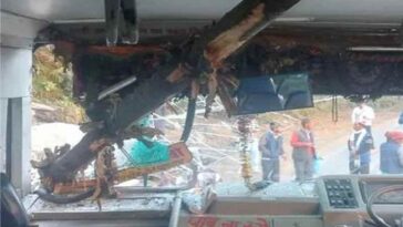 Himachal Latest News: एचआरटीसी की चलती बस पर पहाड़ी से गिरा पेड़! फ्रंट शीशा चकनाचूर, 40 यात्री थे सवार