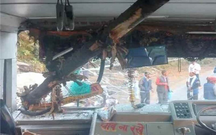 Himachal Latest News: एचआरटीसी की चलती बस पर पहाड़ी से गिरा पेड़! फ्रंट शीशा चकनाचूर, 40 यात्री थे सवार