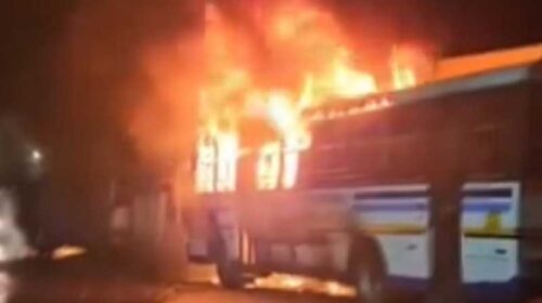 Himachal News Alert: आधी रात को बस में भड़की आग! पूरी तरह जलकर खाक Himachal News Alert: आधी रात को बस में भड़की आग! पूरी तरह जलकर खाक