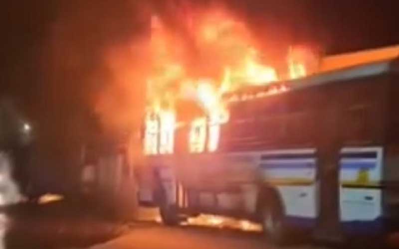 Himachal News Alert: आधी रात को बस में भड़की आग! पूरी तरह जलकर खाक