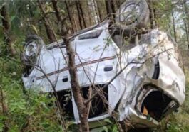 Himachal News Alert: सड़क से गहरी खाई में लुढ़की कार! चालक गंभीर घायल, अस्पताल में भर्ती
