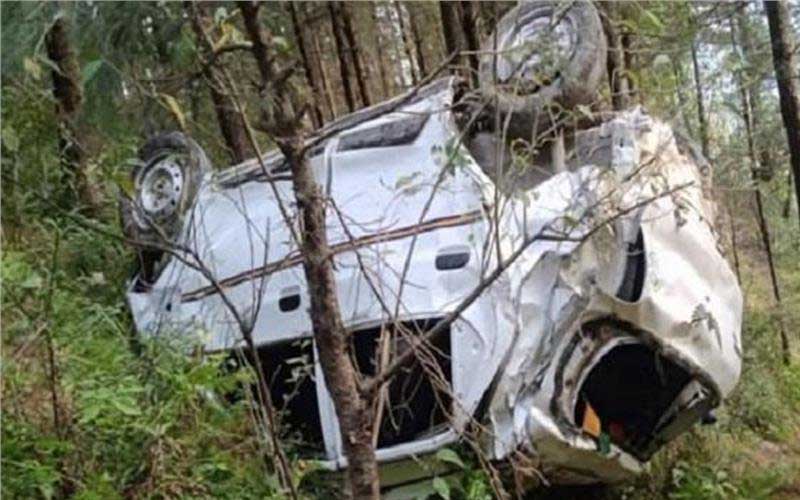Himachal News Alert: सड़क से गहरी खाई में लुढ़की कार! चालक गंभीर घायल, अस्पताल में भर्ती