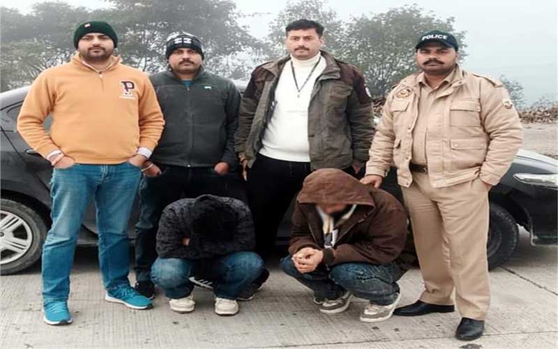 Himachal Crime News: पुलिस ने दो तस्करों से पकड़ी चरस! गाड़ी में जा रहे थे आरोपी, पुलिस ने ऐसे किए काबू