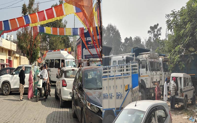 Paonta Sahib: गुरु नानक देव जी के प्रकाश पर्व पर पांवटा साहिब में उमड़ी श्रद्धालुओं की भीड़! पार्किंग समस्या से जूझी संगत