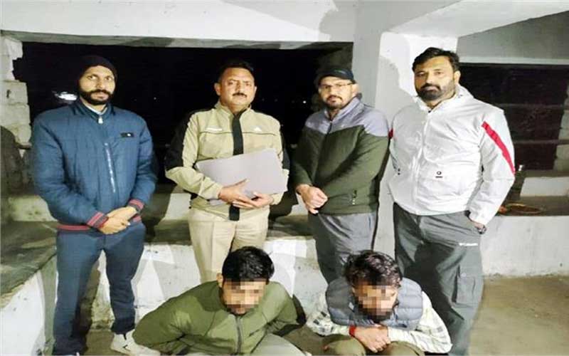 Himachal Crime News: गाड़ी में बैठकर नशे का कारोबार कर रहे थे तस्कर! पुलिस ने मारा छापा, आरोपी काबू
