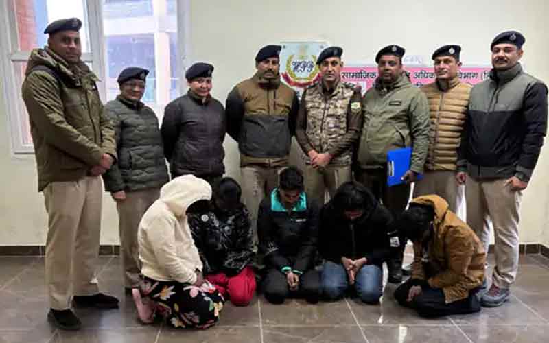 Himachal Crime News: निजी होटल में चल रहा था नशे का कारोबार! पुलिस ने मारा छापा, दो युवतियों सहित पांच अरेस्ट