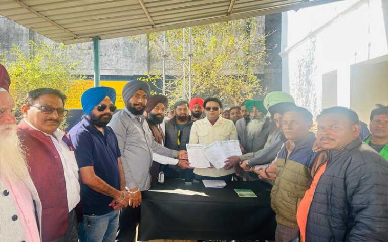 Paonta Sahib: गन्ना खरीद को लेकर किसानों में रोष! पांवटा साहिब में दो तोल सेंटर बंद होने से बढ़ी परेशान Paonta Sahib: गन्ना खरीद को लेकर किसानों में रोष! पांवटा साहिब में दो तोल सेंटर बंद होने से बढ़ी परेशान