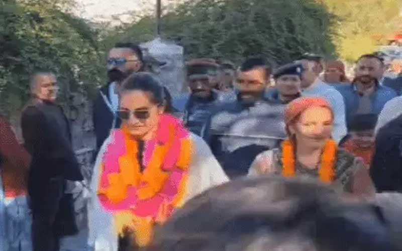 Himachal News Update: जीत के बाद पहली बार हिमाचल पहुंची तेज गेंदबाज रेणुका ठाकुर! लोगों ने किया स्वागत