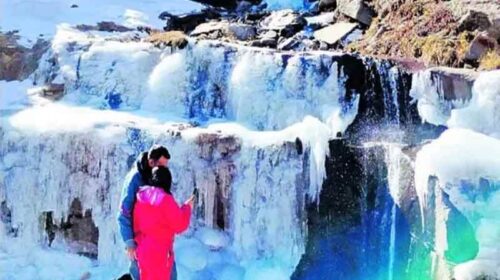 Himachal Weather: हिमाचल में ठंड का सितम बरकरार! बर्फ में तब्दील होने लगे नाले-झरने व झीले Himachal Weather: हिमाचल में ठंड का सितम बरकरार! बर्फ में तब्दील होने लगे नाले-झरने व झीले