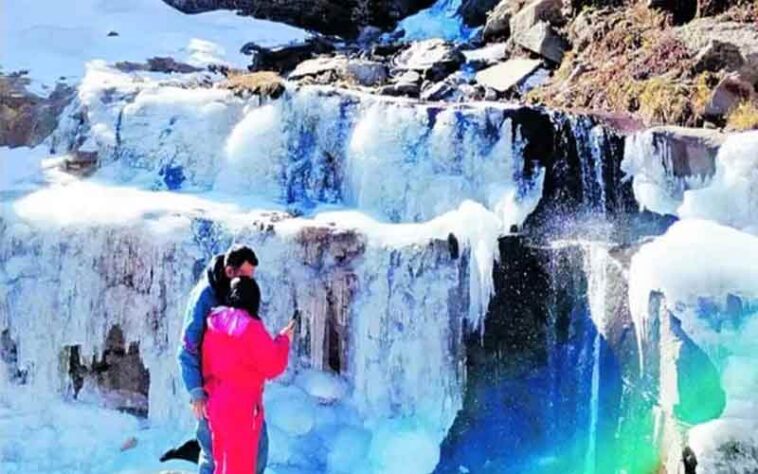 Himachal Weather: हिमाचल में ठंड का सितम बरकरार! बर्फ में तब्दील होने लगे नाले-झरने व झीले Himachal Weather: हिमाचल में ठंड का सितम बरकरार! बर्फ में तब्दील होने लगे नाले-झरने व झीले