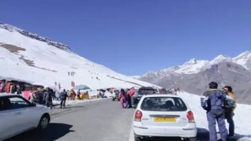 Himachal Tourism: रोहतांग दर्रा में सैलानियों की भीड़! बर्फ का आनंद उठा रहे टूरिस्ट, मनाली भी गुलजार