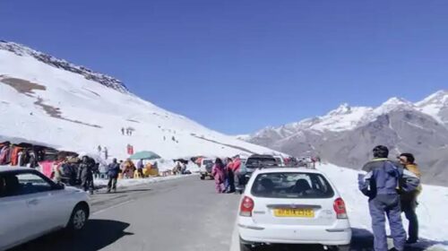 Himachal Tourism: रोहतांग दर्रा में सैलानियों की भीड़! बर्फ का आनंद उठा रहे टूरिस्ट, मनाली भी गुलजार