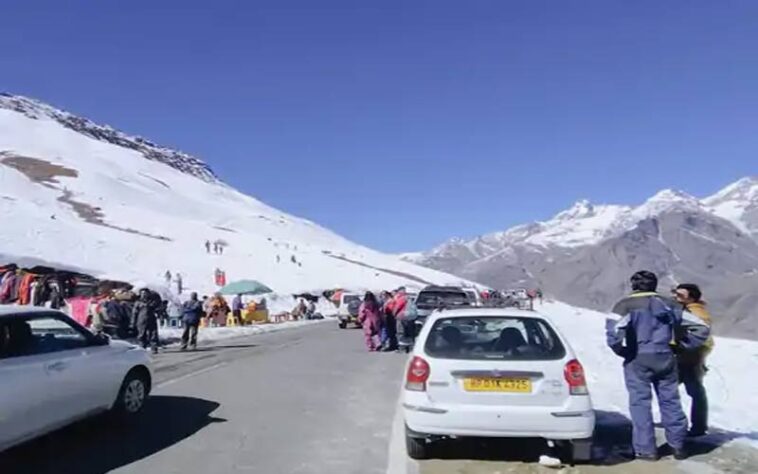 Himachal Tourism: रोहतांग दर्रा में सैलानियों की भीड़! बर्फ का आनंद उठा रहे टूरिस्ट, मनाली भी गुलजार