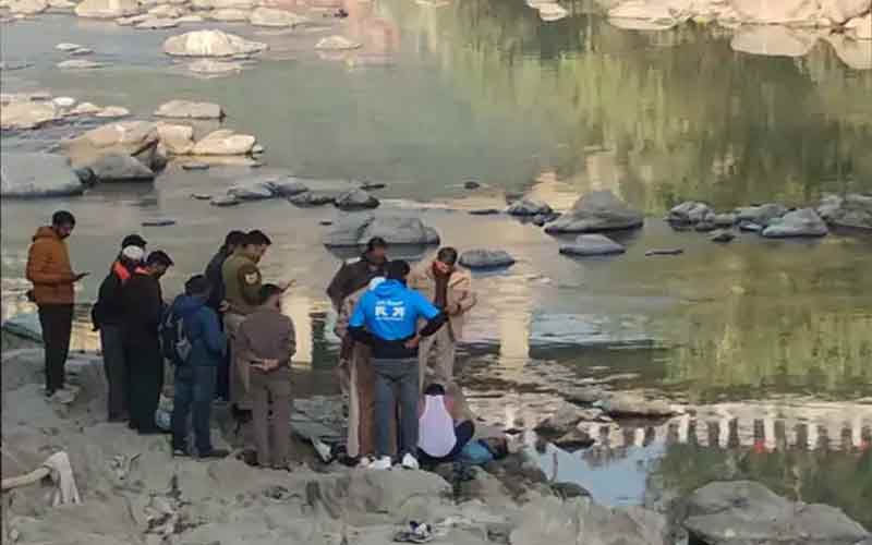 Himachal News Alert: खड्ड में मिला व्यक्ति का शव! फैली सनसनी, अभी तक नहीं हुई पहचान