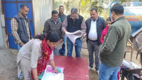 Himachal Latest News: सीएम के निर्देश पर परिवार की समस्या के निवारण के लिए घर पहुंचे अधिकारी! कार्य शुरू करने का दिया भरोसा