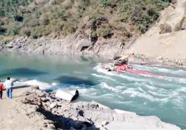 हिमाचल में दुखद हादसा: ऑप्रेटर सहित बही फोरलेन निर्माण कार्य में लगी मशीन! रेस्क्यू ऑपरेशन जारी