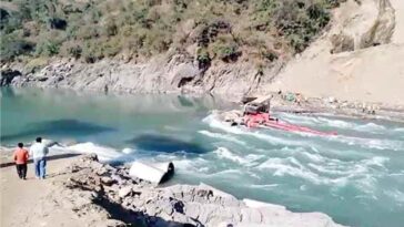 हिमाचल में दुखद हादसा: ऑप्रेटर सहित बही फोरलेन निर्माण कार्य में लगी मशीन! रेस्क्यू ऑपरेशन जारी