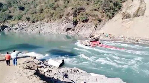 हिमाचल में दुखद हादसा: ऑप्रेटर सहित बही फोरलेन निर्माण कार्य में लगी मशीन! रेस्क्यू ऑपरेशन जारी