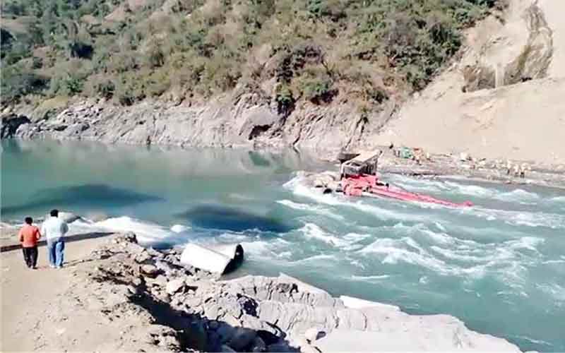 हिमाचल में दुखद हादसा: ऑप्रेटर सहित बही फोरलेन निर्माण कार्य में लगी मशीन! रेस्क्यू ऑपरेशन जारी
