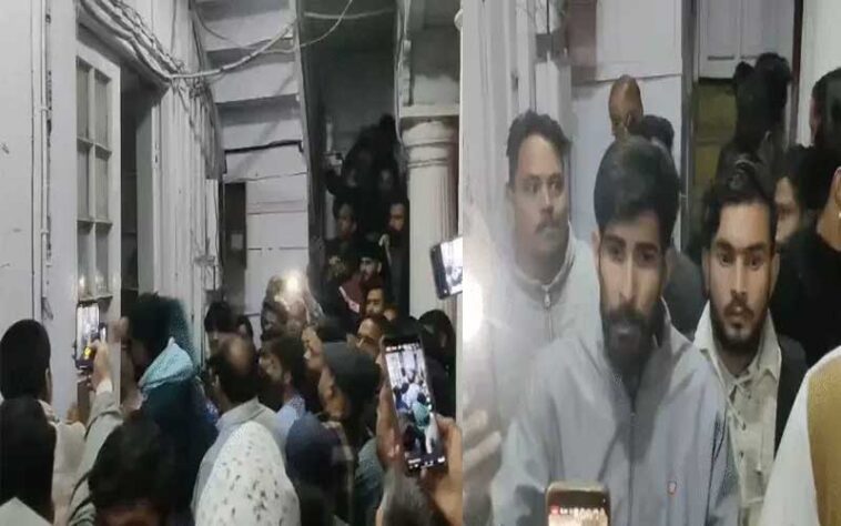 Himachal News Alert: आधी रात को पुलिस चौकी का घेराव! गुस्साई भीड़ का तीन घंटे तक प्रदर्शन, जाने पूरा मामला Himachal News Alert: आधी रात को पुलिस चौकी का घेराव! गुस्साई भीड़ का तीन घंटे तक प्रदर्शन, जाने पूरा मामला