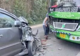 Sirmour News: निजी बस और कार के बीच टक्कर! मौके पर चीख-पुकार, 20 से अधिक यात्री थे सवार