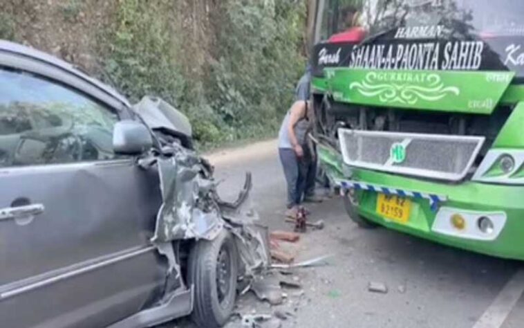 Sirmour News: निजी बस और कार के बीच टक्कर! मौके पर चीख-पुकार, 20 से अधिक यात्री थे सवार Sirmour News: निजी बस और कार के बीच टक्कर! मौके पर चीख-पुकार, 20 से अधिक यात्री थे सवार