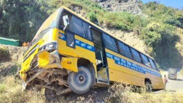 Accident In Himachal: निजी स्कूल की बस हादसे का शिकार! मिट्टी के ढेर से टकराई, मचा हड़कंप
