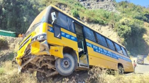 Accident In Himachal: निजी स्कूल की बस हादसे का शिकार! मिट्टी के ढेर से टकराई, मचा हड़कंप Accident In Himachal: निजी स्कूल की बस हादसे का शिकार! मिट्टी के ढेर से टकराई, मचा हड़कंप