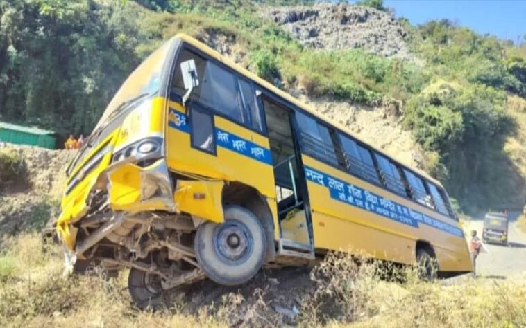 Accident In Himachal: निजी स्कूल की बस हादसे का शिकार! मिट्टी के ढेर से टकराई, मचा हड़कंप Accident In Himachal: निजी स्कूल की बस हादसे का शिकार! मिट्टी के ढेर से टकराई, मचा हड़कंप