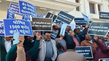 HP Assembly Session: शीतकालीन सत्र के तीसरे दिन भी हंगामा! सत्तापक्ष व विपक्ष आमने-सामने, किया प्रदर्शन