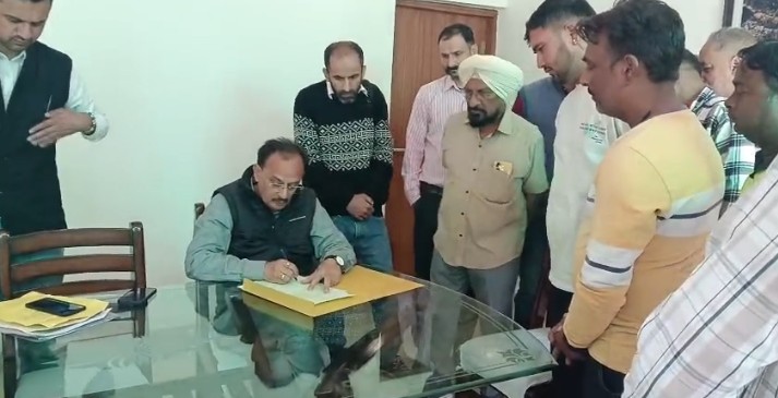 पांवटा साहिब के गोताखोरों ने की स्थायी नियुक्ति की मांग: 15 साल से सेवा कर रहे, रोजगार का कोई स्थाई साधन नहीं…..