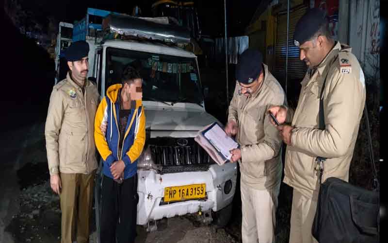 Paonta Sahib: पुलिस को देखकर पिकअप लेकर भागा ड्राइवर! टीम ने पकड़ा, स्टेरिंग से मिली नशे की खेप