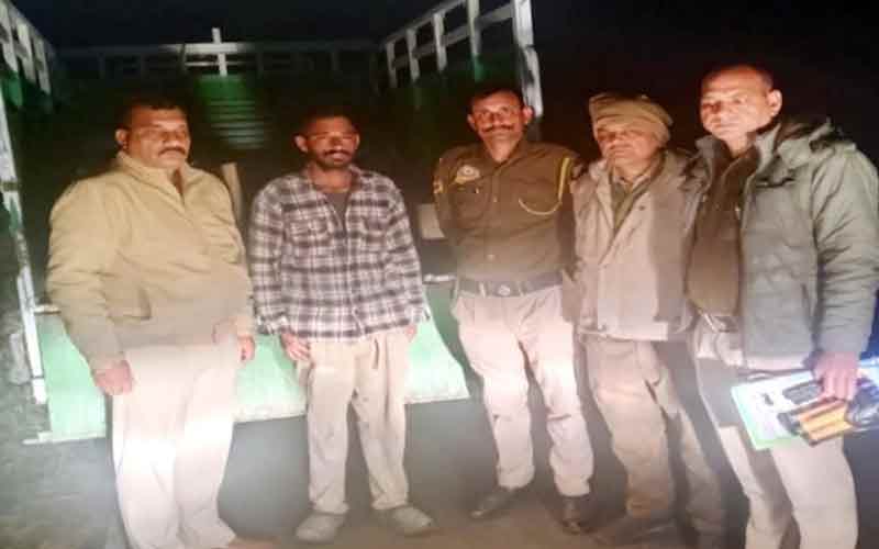 Himachal Crime News: नाके पर मौजूद पुलिस को देखकर भागा टेंपो चालक! टीम की मुस्तैदी से पकड़ा, शराब की 32 पेटियां बरामद