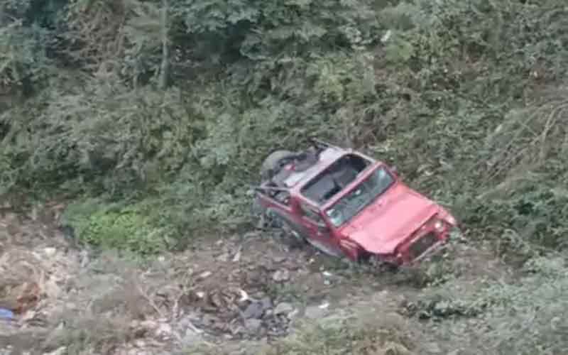 Accident In Himachal: सड़क से गहरी खाई में गिरी थार! सिरमौर के युवक की मौत, चार गंभीर घायल