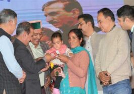 CM Sukhu: मुख्यमंत्री ने आपदा प्रभावित परिवारों को दी 81 करोड़ रुपये की राहत राशि! अनाथ हुई निकिता को 21 लाख