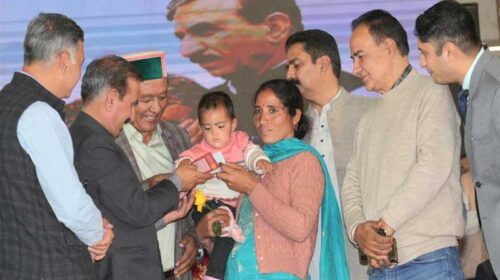 CM Sukhu: मुख्यमंत्री ने आपदा प्रभावित परिवारों को दी 81 करोड़ रुपये की राहत राशि! अनाथ हुई निकिता को 21 लाख