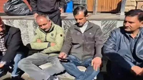 Sanjauli Mosque Case: फिर गहराया संजौली मस्जिद विवाद! पुलिस स्टेशन के बाहर आमरण अनशन पर बैठी देवभूमि संघर्ष समिति Sanjauli Mosque Case: फिर गहराया संजौली मस्जिद विवाद! पुलिस स्टेशन के बाहर आमरण अनशन पर बैठी देवभूमि संघर्ष समिति