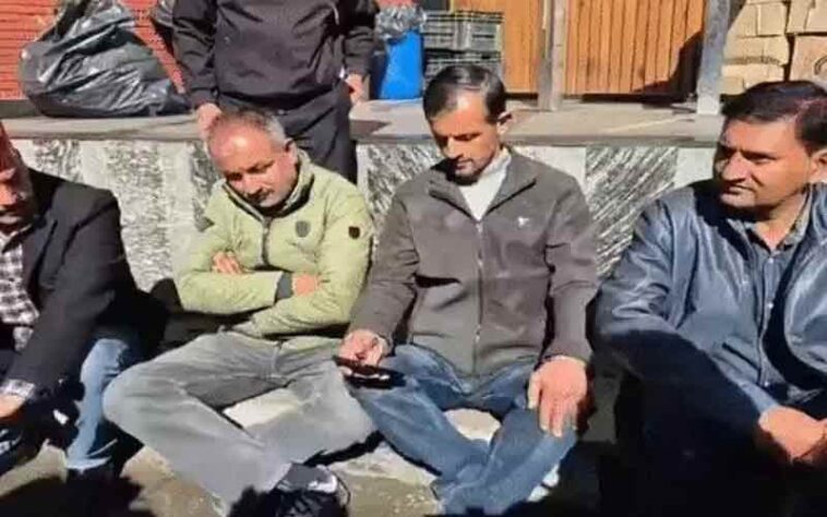 Sanjauli Mosque Case: फिर गहराया संजौली मस्जिद विवाद! पुलिस स्टेशन के बाहर आमरण अनशन पर बैठी देवभूमि संघर्ष समिति