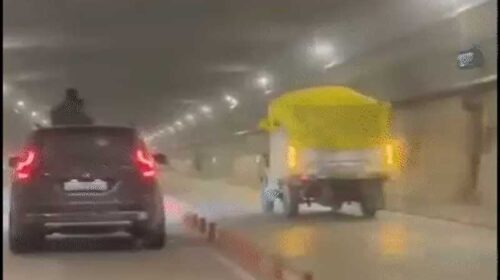 Himachal News: अटल टनल में ट्रैफिक नियमों की उड़ाई धज्जियां! सनरूफ से बाहर निकले टूरिस्ट, पिकअप ने किया ओवरटेक Himachal News: अटल टनल में ट्रैफिक नियमों की उड़ाई धज्जियां! सनरूफ से बाहर निकले टूरिस्ट, पिकअप ने किया ओवरटेक