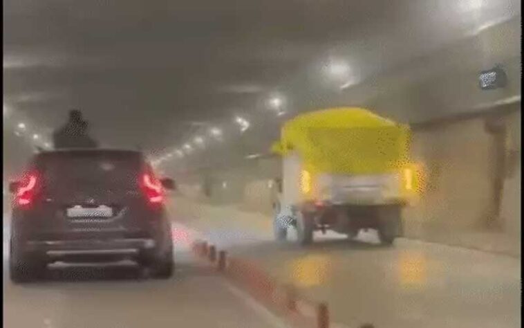 Himachal News: अटल टनल में ट्रैफिक नियमों की उड़ाई धज्जियां! सनरूफ से बाहर निकले टूरिस्ट, पिकअप ने किया ओवरटेक