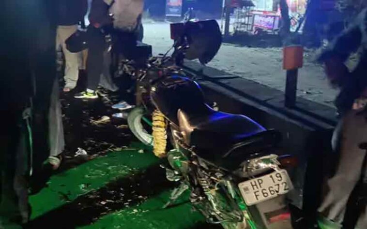 हिमाचल में बड़ा हादसा: दो बाइकों के बीच जोरदार भिड़ंत! दो सगे भाइयों सहित चार की मौत हिमाचल में बड़ा हादसा: दो बाइकों के बीच जोरदार भिड़ंत! दो सगे भाइयों सहित चार की मौत