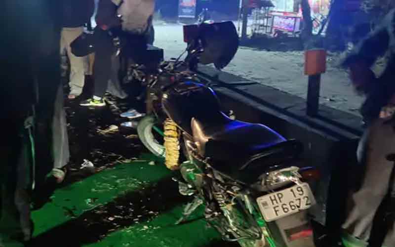 हिमाचल में बड़ा हादसा: दो बाइकों के बीच जोरदार भिड़ंत! दो सगे भाइयों सहित चार की मौत