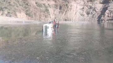 Accident In Himachal: खड्ड में बने वैकल्पिक मार्ग से गुजरते अचानक बढ़ा पानी का स्तर! बोलेरो पलटी, मची चीख-पुकार