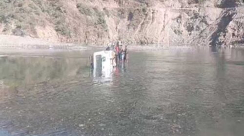 Accident In Himachal: खड्ड में बने वैकल्पिक मार्ग से गुजरते अचानक बढ़ा पानी का स्तर! बोलेरो पलटी, मची चीख-पुकार Accident In Himachal: खड्ड में बने वैकल्पिक मार्ग से गुजरते अचानक बढ़ा पानी का स्तर! बोलेरो पलटी, मची चीख-पुकार